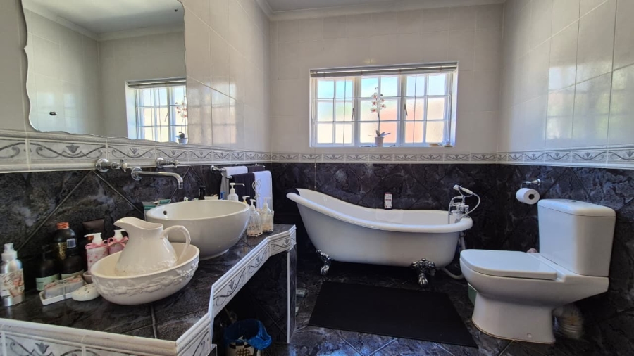 5 Bedroom Property for Sale in Middedorp Western Cape